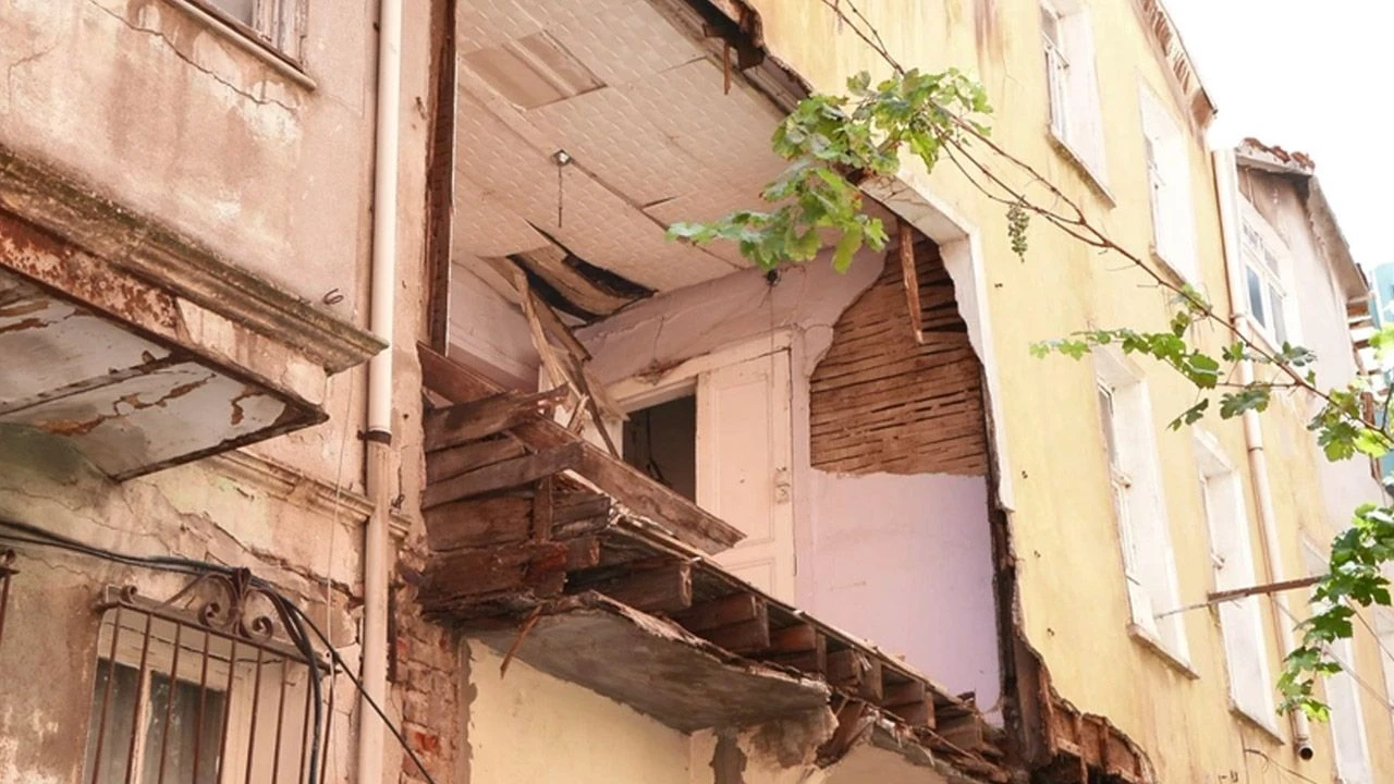 Son dakika | İstanbul'da faciadan dönüldü! Balat'ta balkon çöktü: Sokak yaya trafiğine kapatıldı