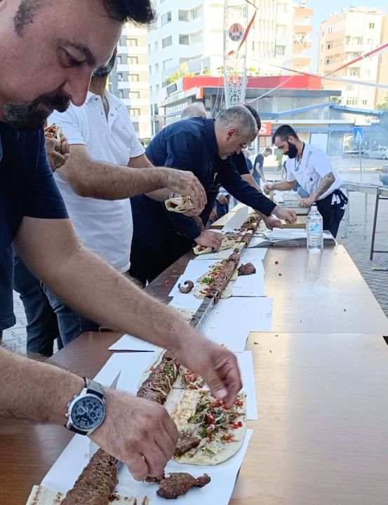 Trafik kurallarına uyan sürücülere kebap! Adana'da gülümseten anlar - 2. Resim