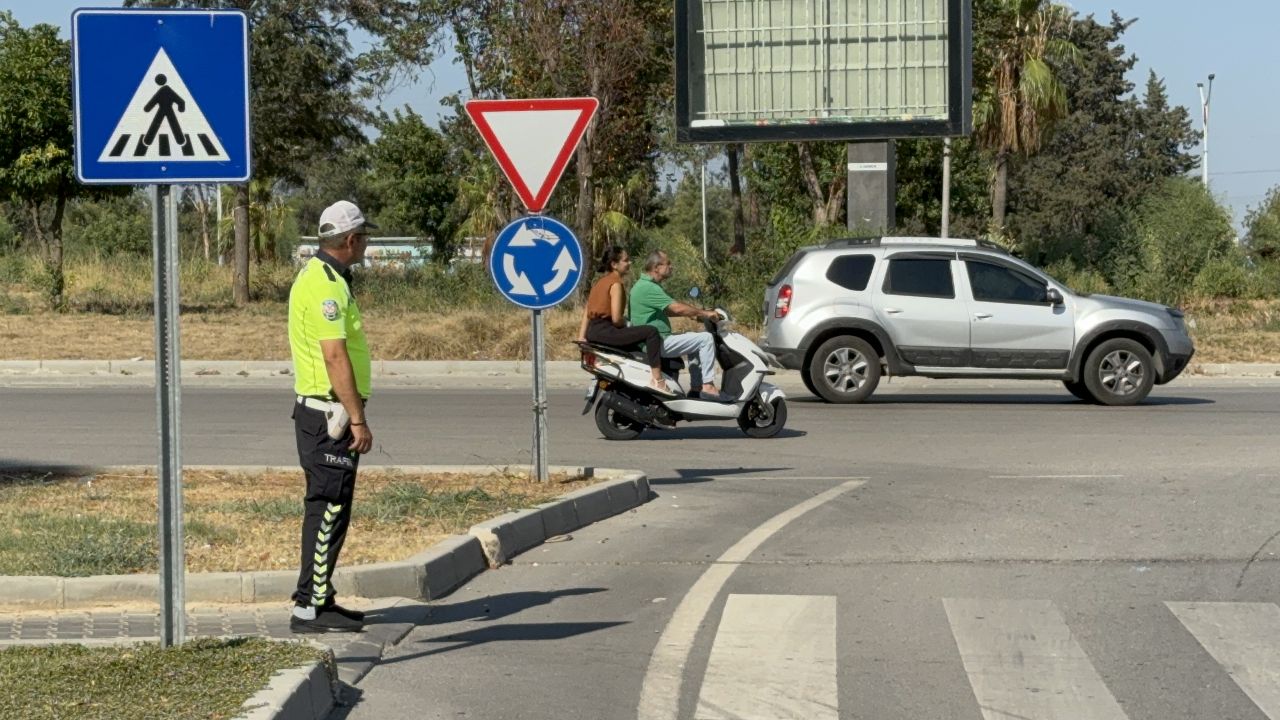 Trafik kurallarına uyan sürücülere kebap! Adana&#039;da gülümseten anlar