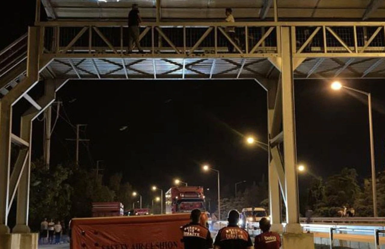 Üst geçite çıkan genç ürküttü: İntihar girişimini önlemek için 45 dakika dil döktü - 1. Resim