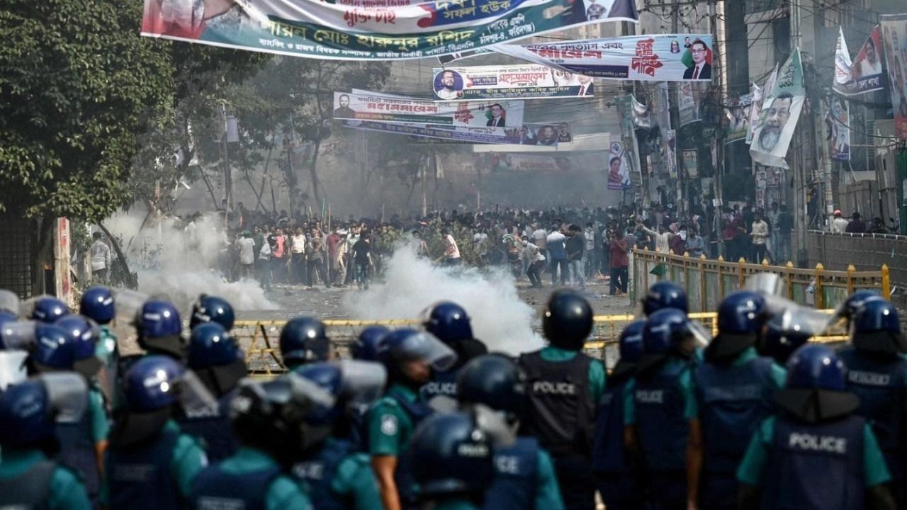 Bangladeş&#039;teki protestolarda onlarca kişi öldü! Başkentte süresiz sokağa çıkma yasağı