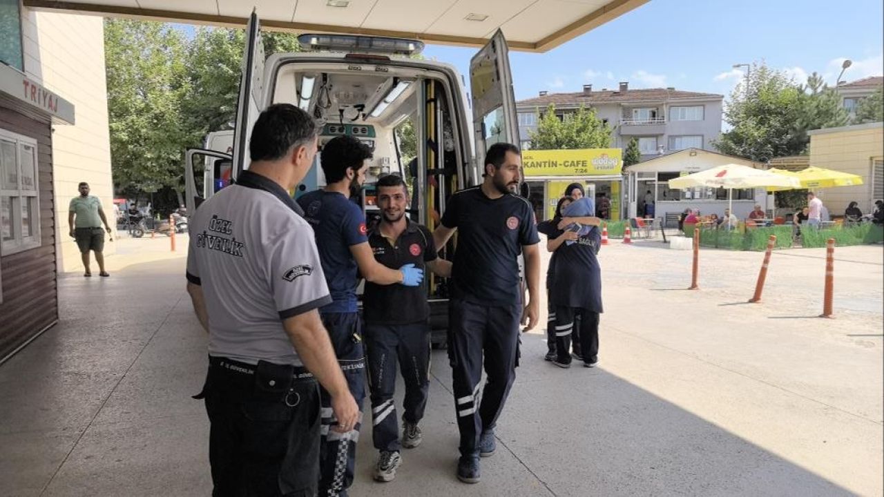 Bursa'da feci kaza! 2 ambulans kamyonet ile çarpıştı: 7 kişi yaralandı - 1. Resim