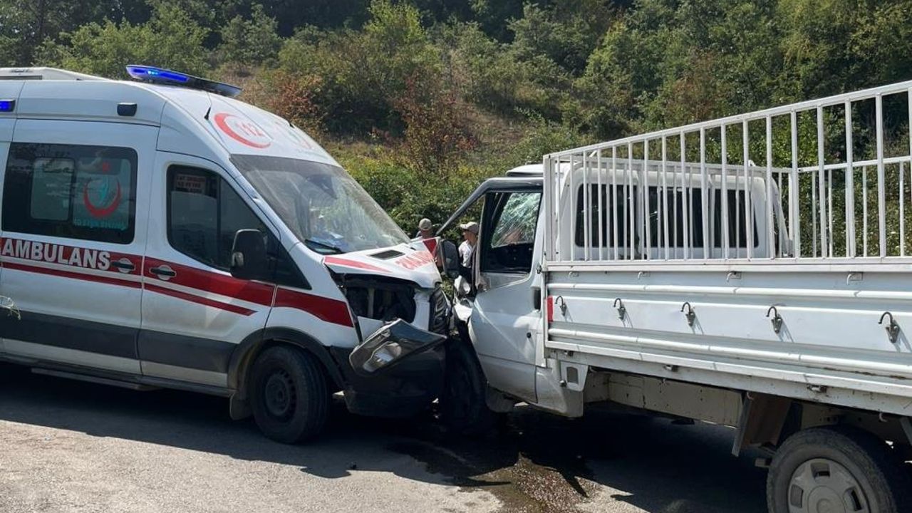 Bursa&#039;da feci kaza! 2 ambulans kamyonet ile çarpıştı: 7 kişi yaralandı