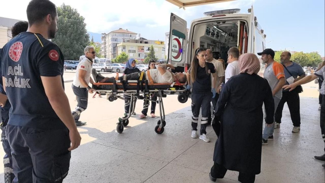 Bursa'da feci kaza! 2 ambulans kamyonet ile çarpıştı: 7 kişi yaralandı - 2. Resim