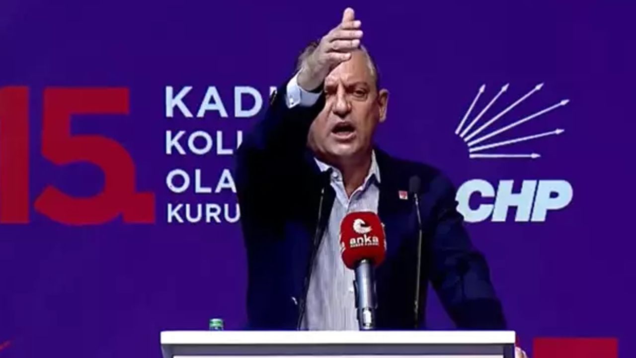 CHP lideri Özgür Özel&#039;i kızdıran protesto: Alın arkadaşları dışarı