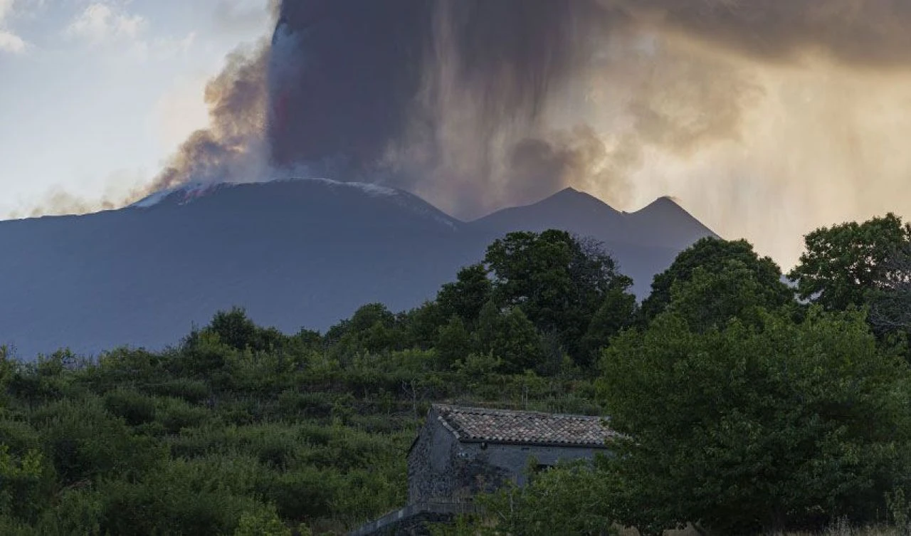 İtalya'da kırmızı kodlu uyarı: Etna Yanardağı yeniden lav püskürtmeye başladı
