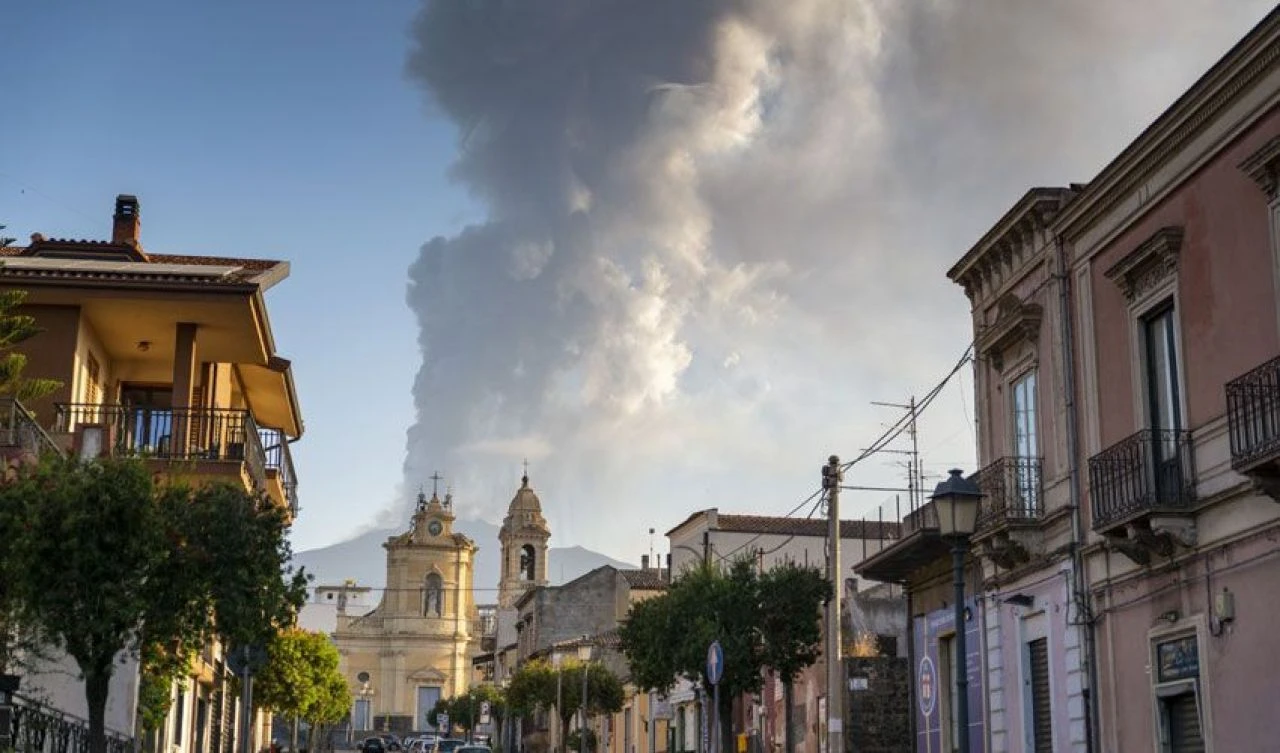 İtalya'da kırmızı kodlu uyarı: Etna Yanardağı yeniden lav püskürtmeye başladı