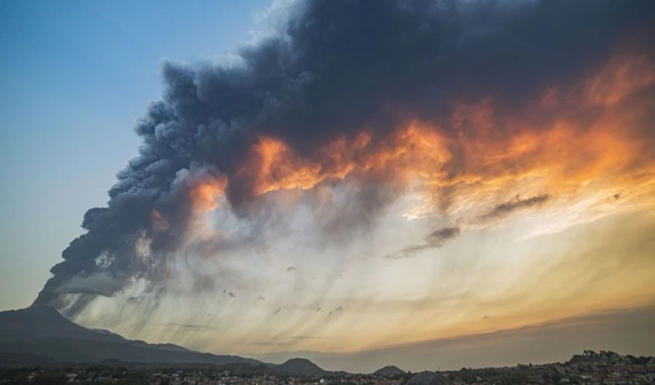 İtalya'da kırmızı kodlu uyarı: Etna Yanardağı yeniden lav püskürtmeye başladı