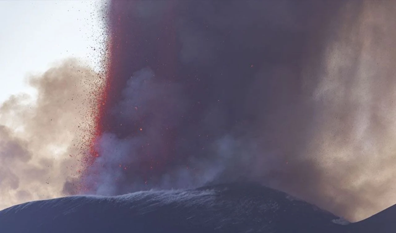 İtalya'da kırmızı kodlu uyarı: Etna Yanardağı yeniden lav püskürtmeye başladı