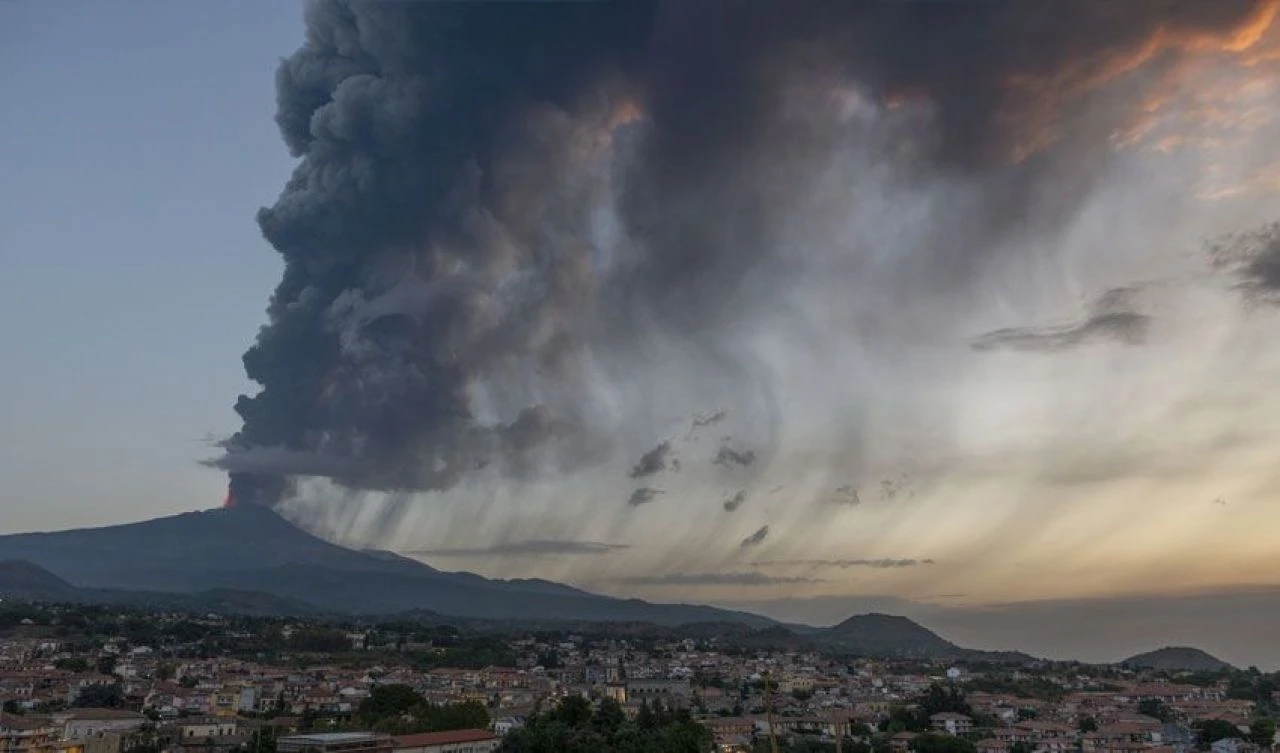 İtalya'da kırmızı kodlu uyarı: Etna Yanardağı yeniden lav püskürtmeye başladı