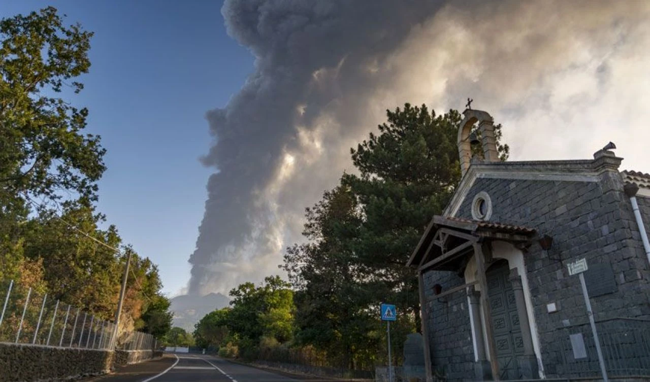 İtalya'da kırmızı kodlu uyarı: Etna Yanardağı yeniden lav püskürtmeye başladı