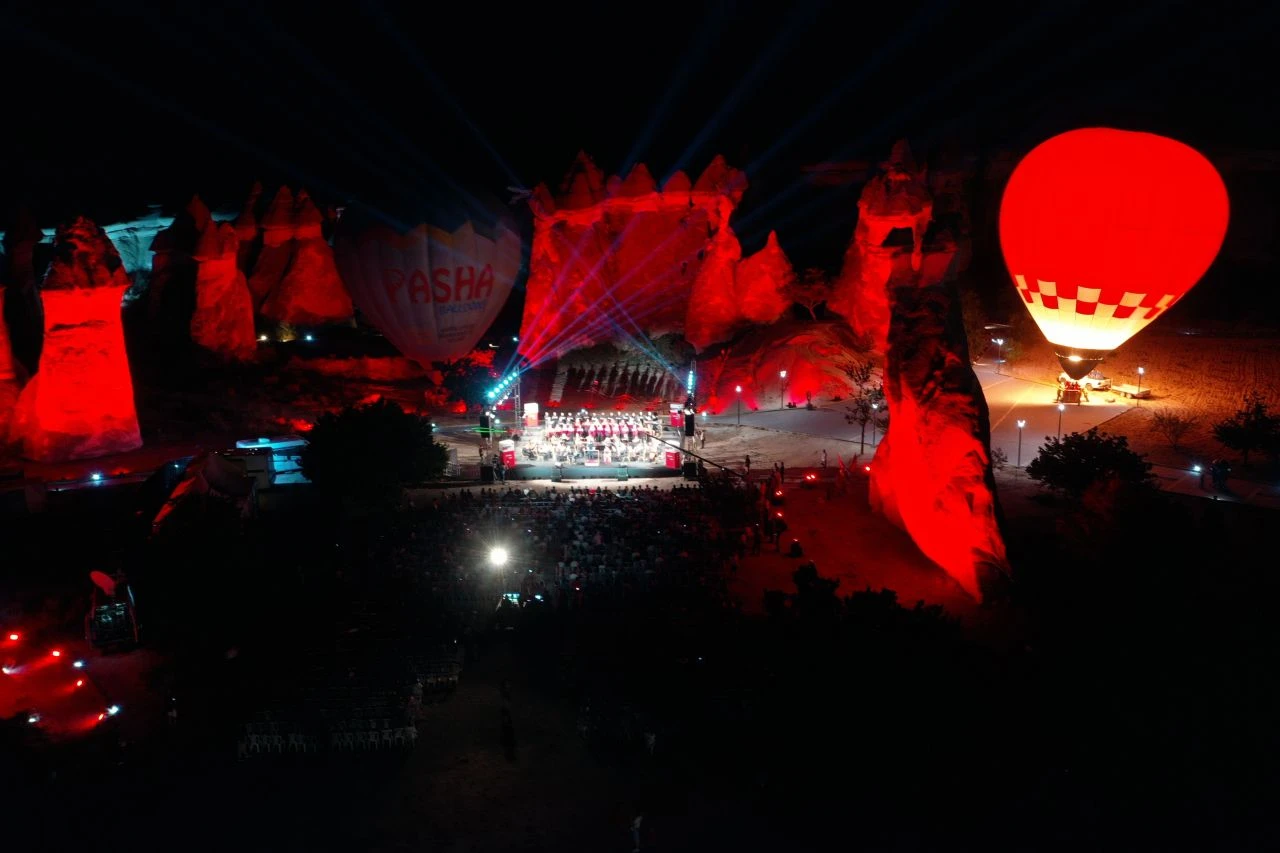 Peri Bacalarında dünya klasında müzik ziyafeti: Bengü ve Buenos Aires Orkestrası kulakların pasını sildi!