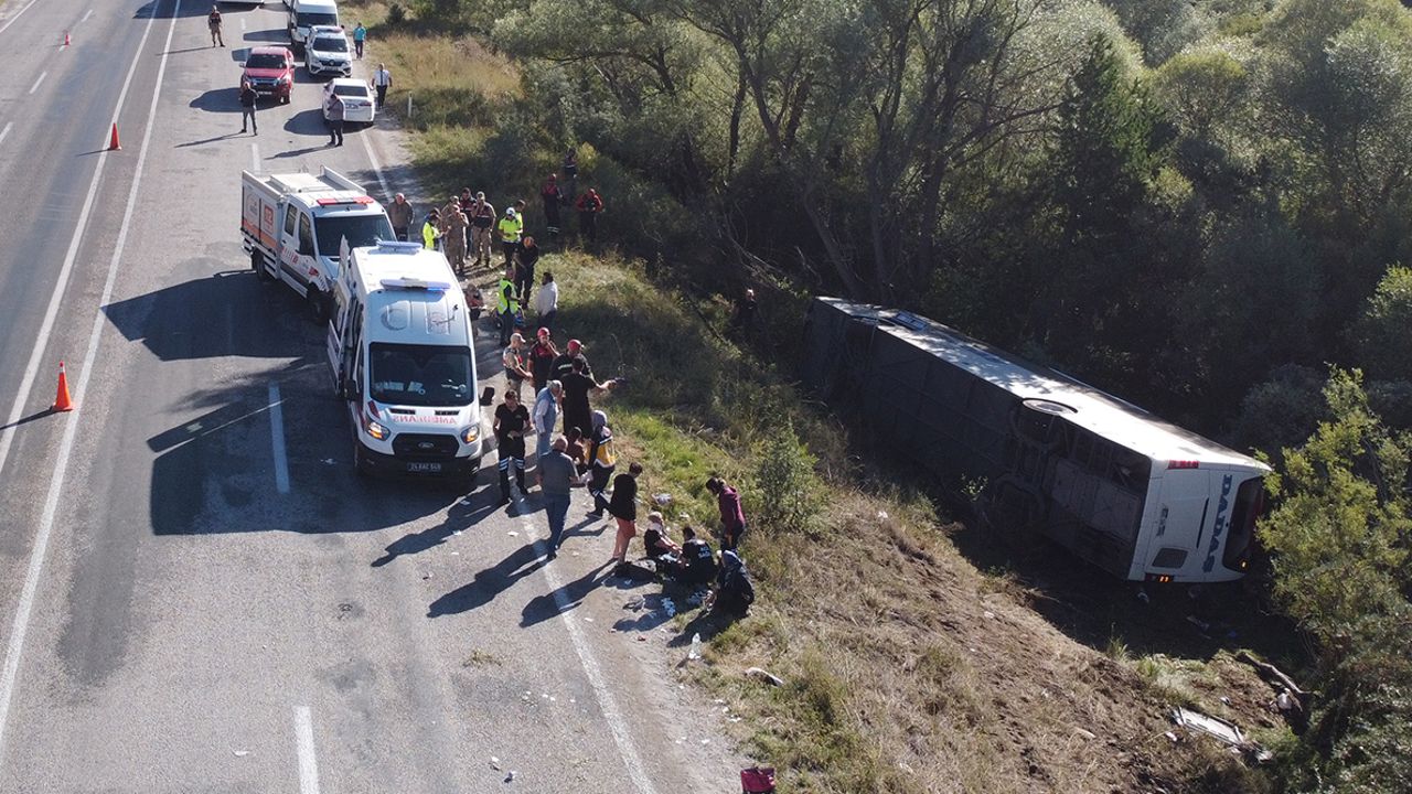 Son dakika | Erzincan&#039;da yolcu otobüsü devrildi: Ölü ve çok sayıda yaralı var