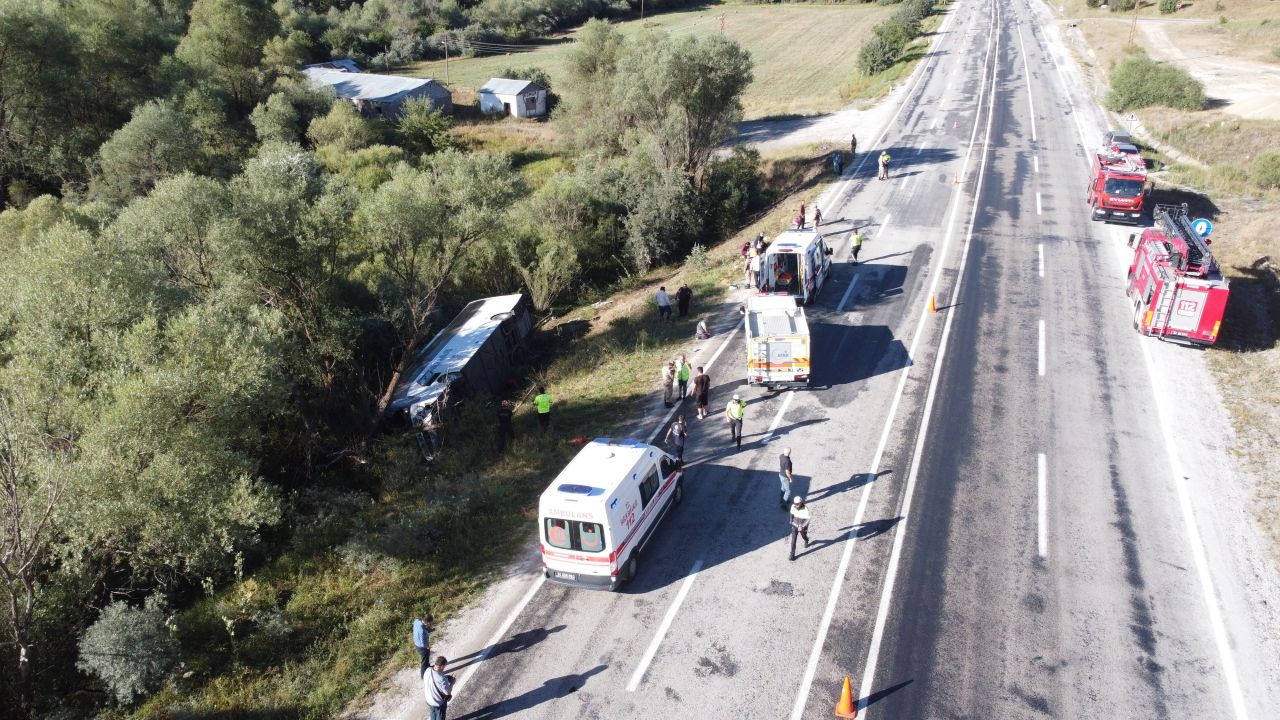 Son dakika | Erzincan'da yolcu otobüsü devrildi: Çok sayıda yaralı var. - 2. Resim