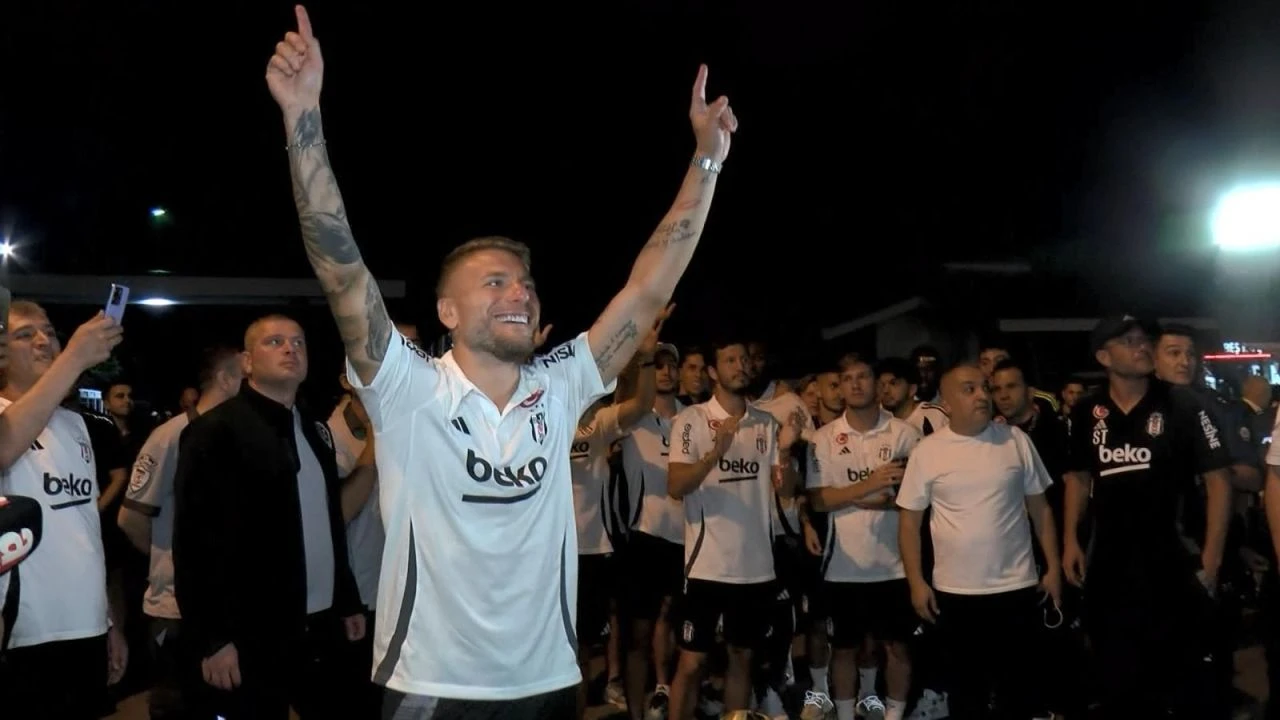 Taraftardan Beşiktaş'a Ümraniye'de coşkulu karşılama! - 1. Resim