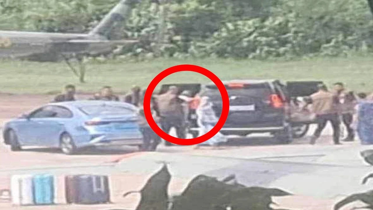 Bangladeş yangın yeri! Başbakan Şeyh Hasina Hindistan'a kaçtı, babasının heykellerini bile yıkıyorlar - 1. Resim