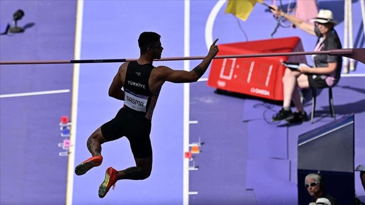 Ersu Şaşma, Olimpiyat Oyunları'nda sırıkla atlamada final maçına çıkıyor