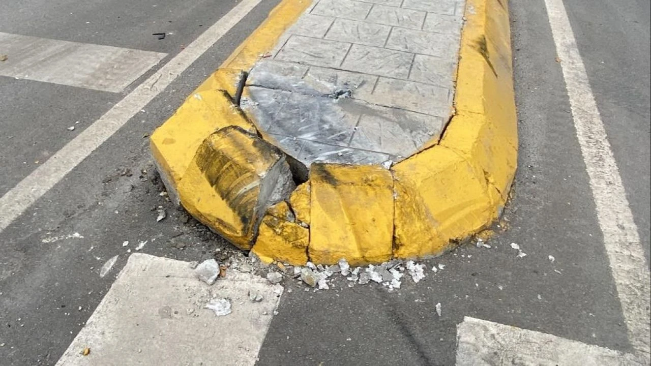 Freni boşalan kamyon 4 otomobile çarptı: O anlar kamerada