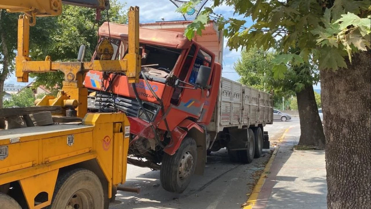 Freni boşalan kamyon 4 otomobile çarptı: O anlar kamerada