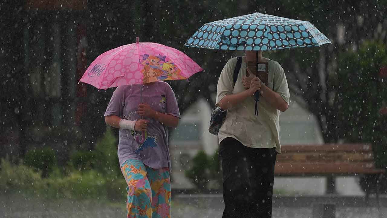 Hem esecek hem gürleyecek! Meteoroloji saat vererek uyardı: İstanbul dahil birçok ilde sağanak var