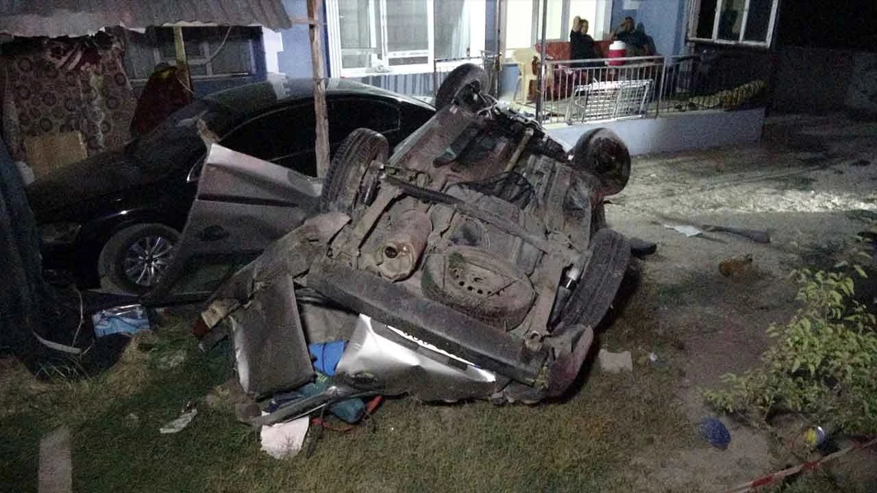 İnanılmaz kaza! Taklalar atan araç bahçeye uçtu, arabadan çatıya fırlayan bir kişi hayatını kaybetti - 1. Resim