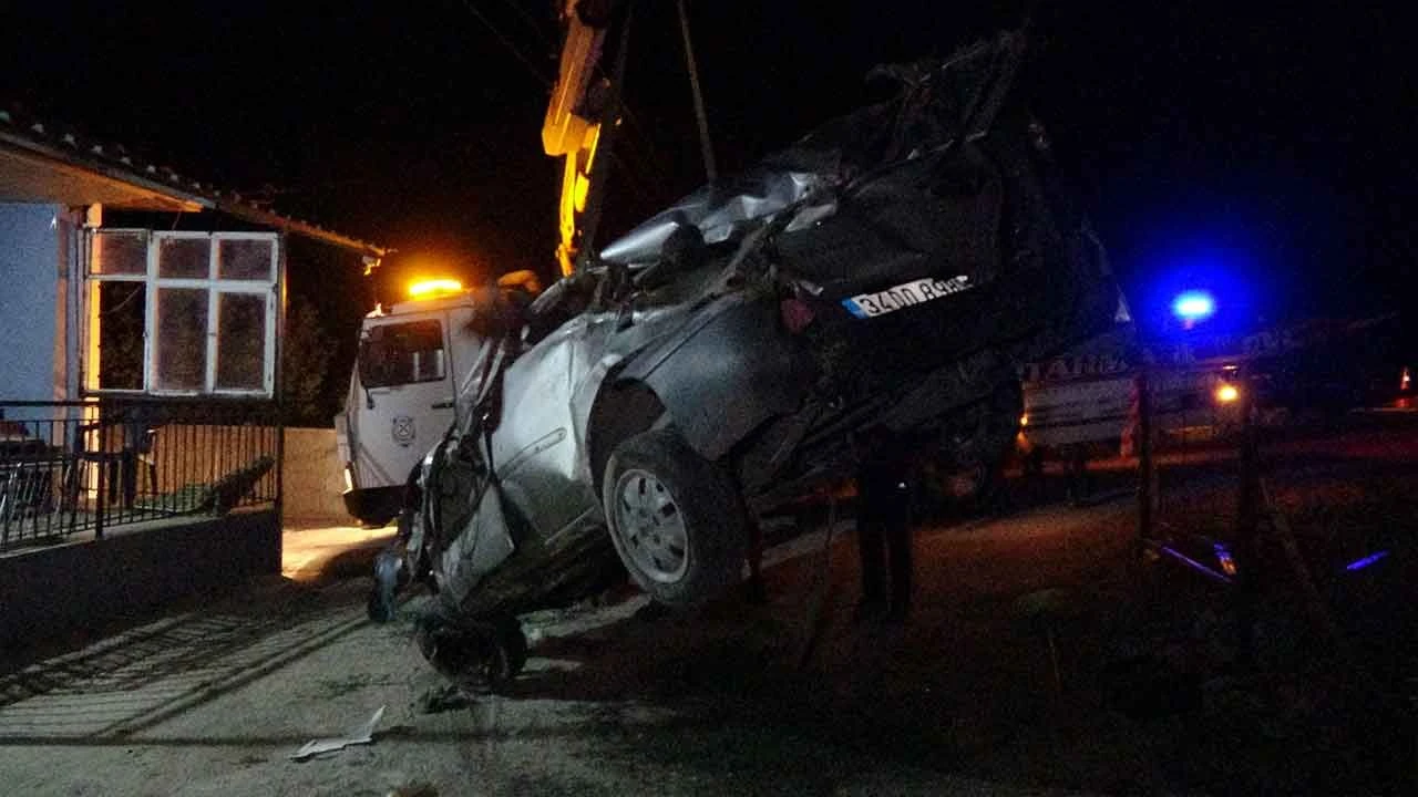 İnanılmaz kaza! Taklalar atan araç bahçeye uçtu, arabadan çatıya fırlayan bir kişi hayatını kaybetti - 2. Resim