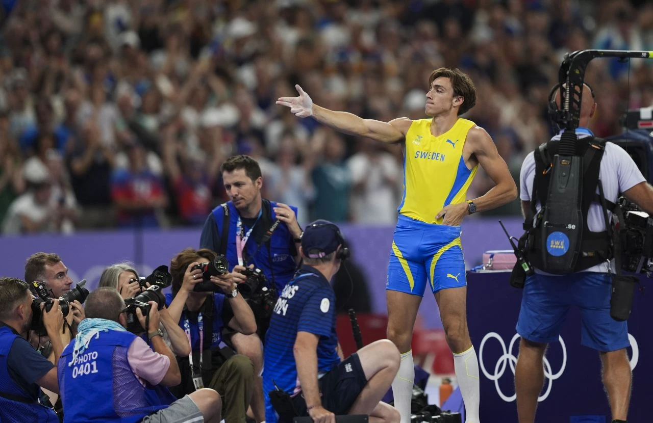 Sırıkla atlamada Olimpiyat rekoru kıran Armand Duplantis, Yusuf Dikeç pozu verdi  - 1. Resim