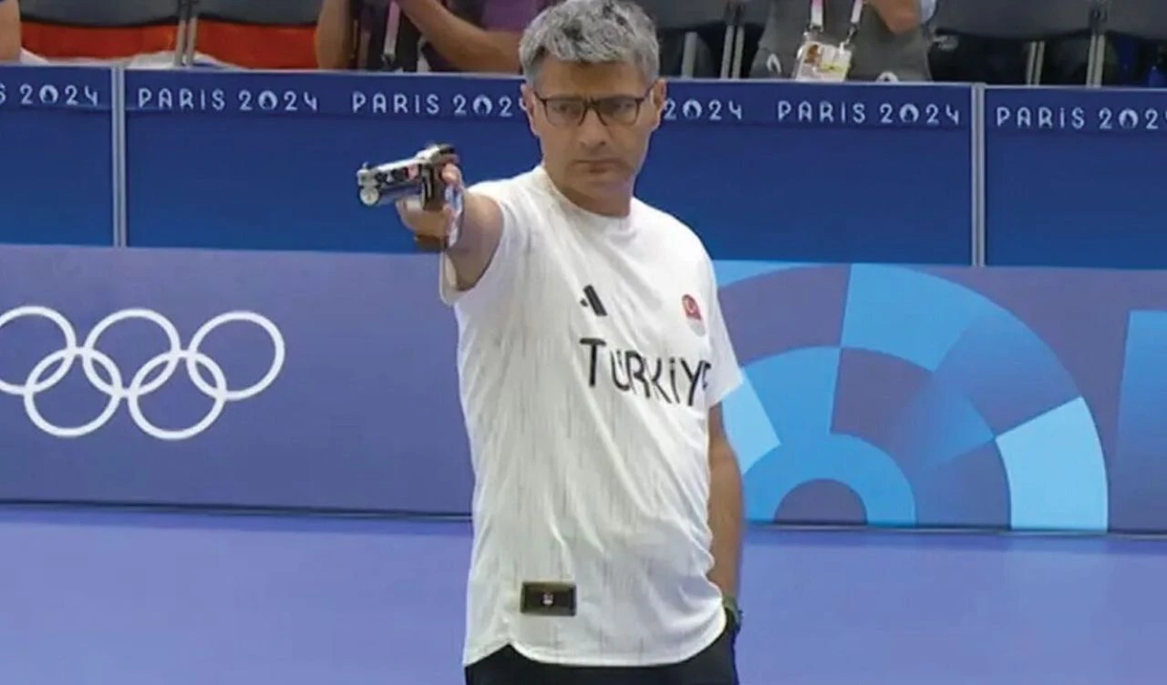 Sırıkla atlamada Olimpiyat rekoru kıran Armand Duplantis, Yusuf Dikeç pozu verdi  - 2. Resim