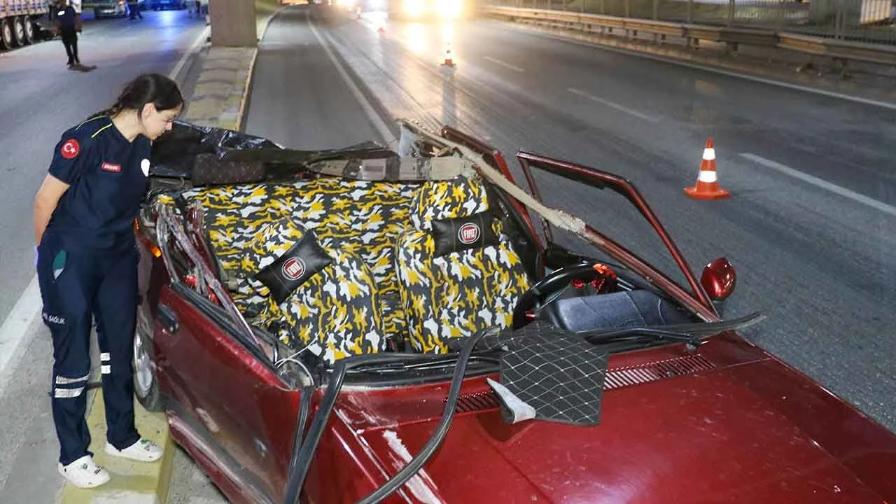 Uşak'ta feci kaza! Kontrolden çıkan otomobil tıra çarptı: 1 ölü, 1 yaralı - 2. Resim