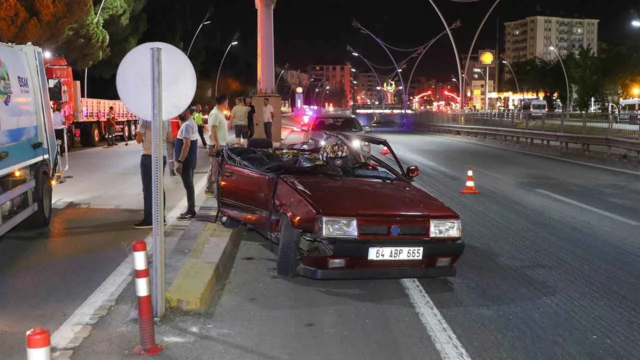Uşak'ta feci kaza! Kontrolden çıkan otomobil tıra çarptı: 1 ölü, 1 yaralı - 1. Resim