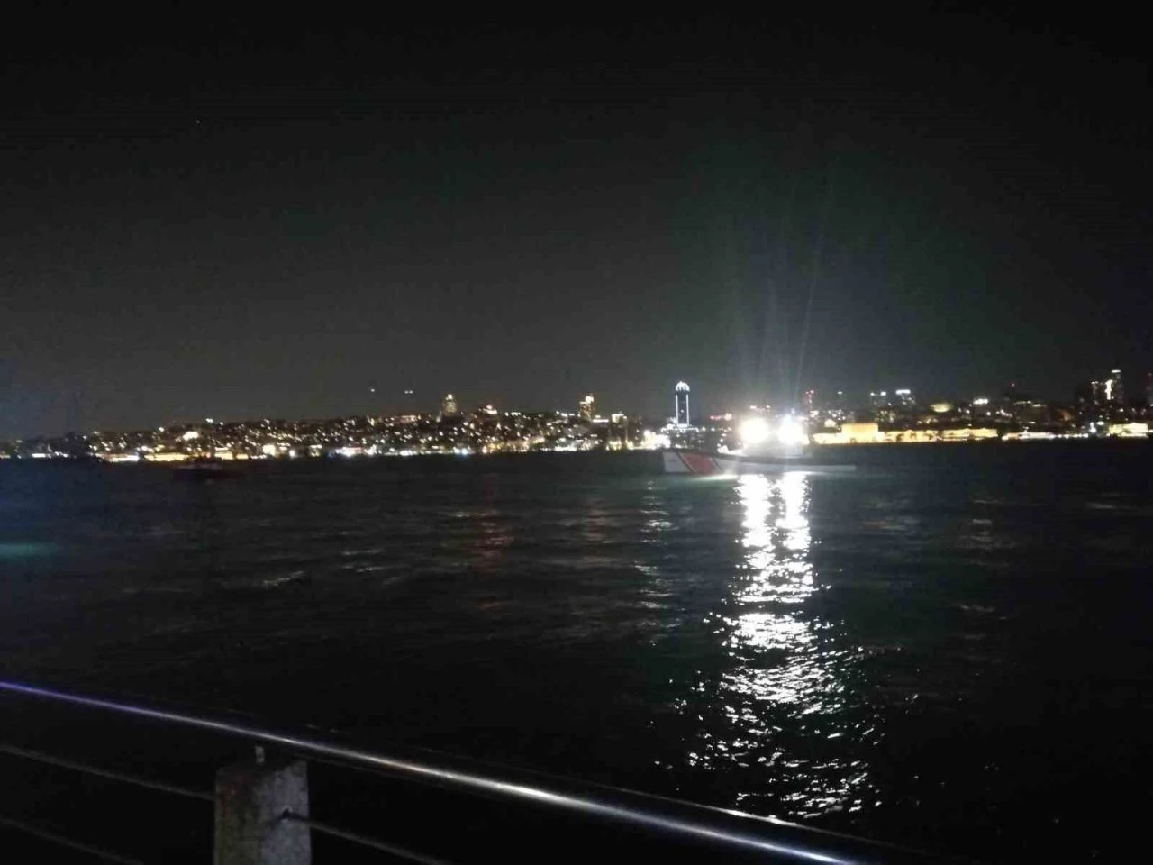 Üsküdar'da denize düşen genç kadını arama çalışmaları devam ediyor