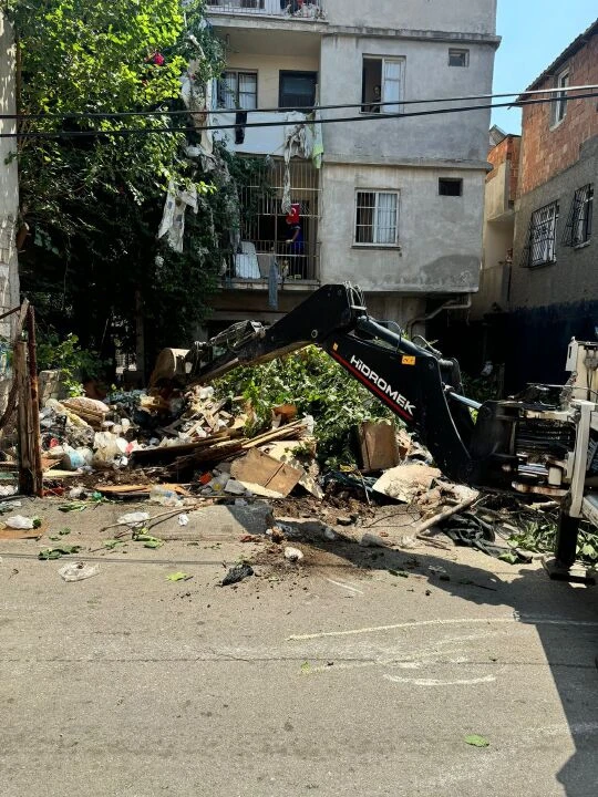 Adana'da şoke eden görüntüler! Bir çöp ev vakası daha: Tam 15 kamyon - 2. Resim