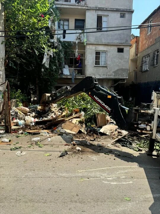 Adana'da şoke eden görüntüler! Bir çöp ev vakası daha: Tam 15 kamyon - 1. Resim