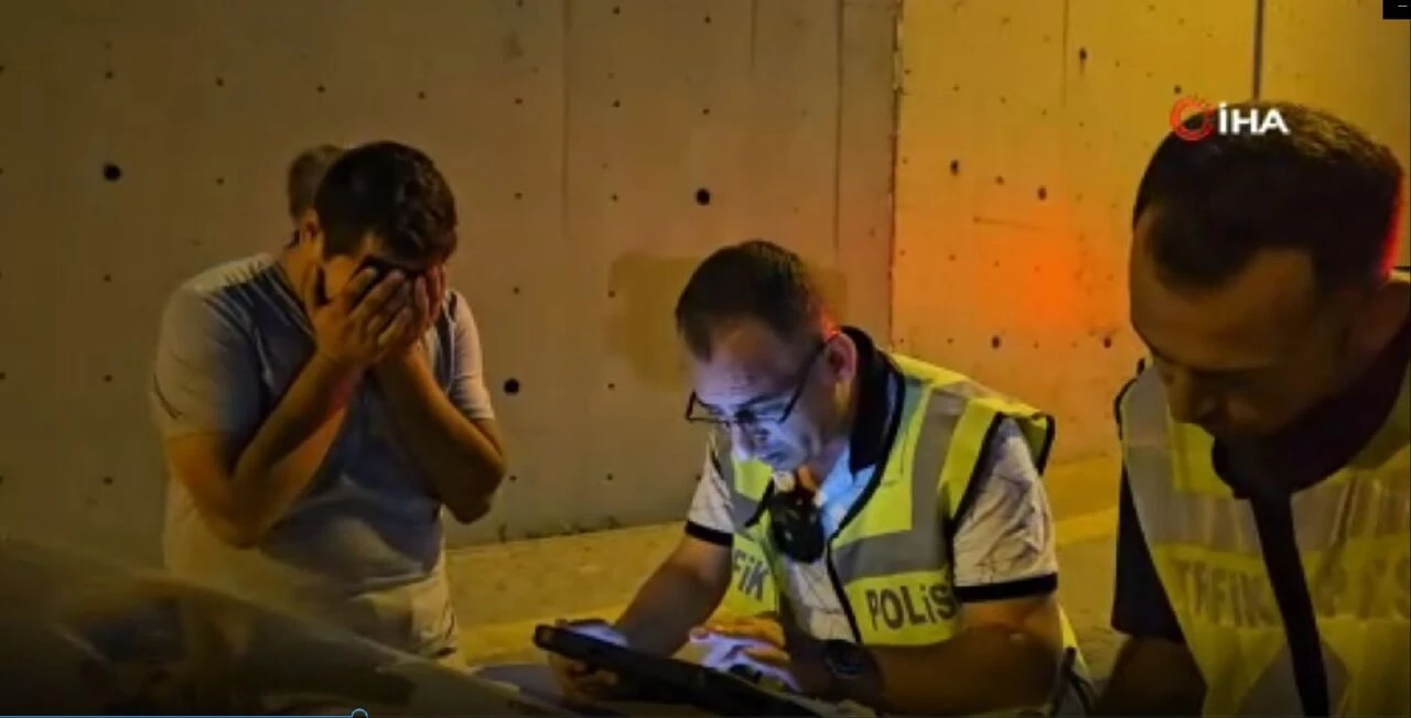 Alkollü sürücü polisi ikna etmek için dakikalarca ağladı! Yine de ehliyetini kaptırdı - 3. Resim