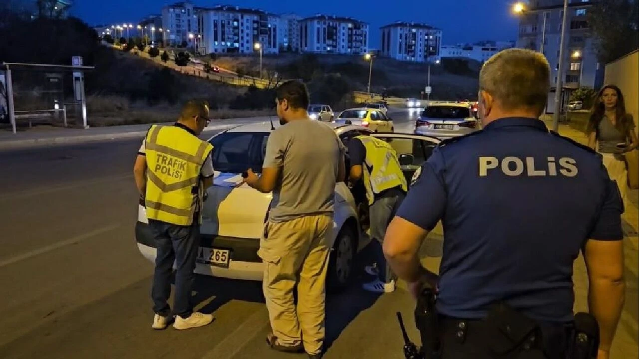 Alkollü sürücü polisi ikna etmek için dakikalarca ağladı! Yine de ehliyetini kaptırdı - 4. Resim