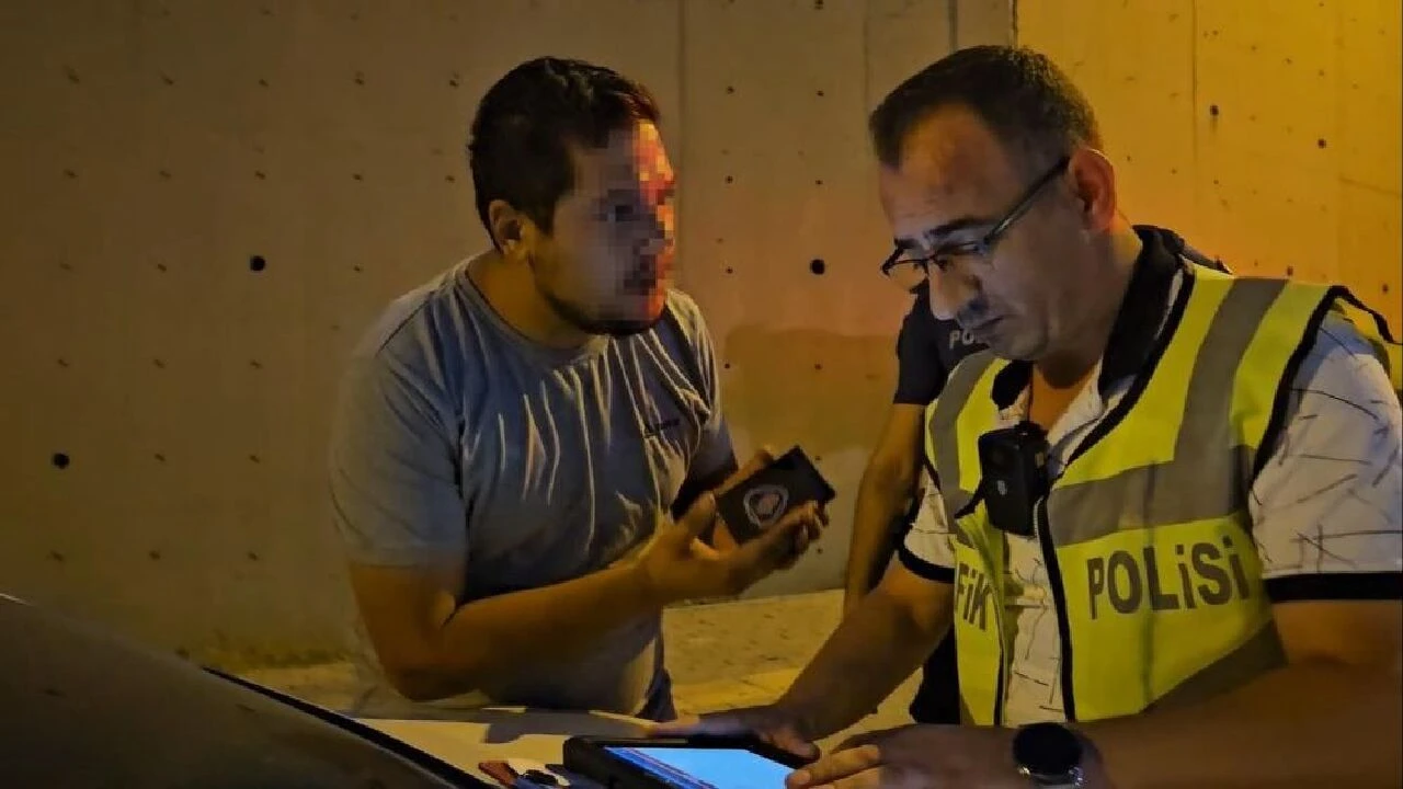 Alkollü sürücü polisi ikna etmek için dakikalarca ağladı! Yine de ehliyetini kaptırdı - 2. Resim