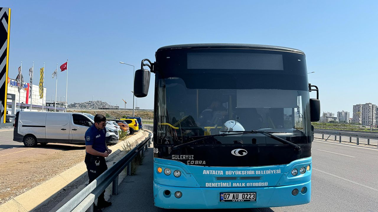 Antalya&#039;da bir garip olay! Yolcu, otobüsün anahtarı alıp kaçtı