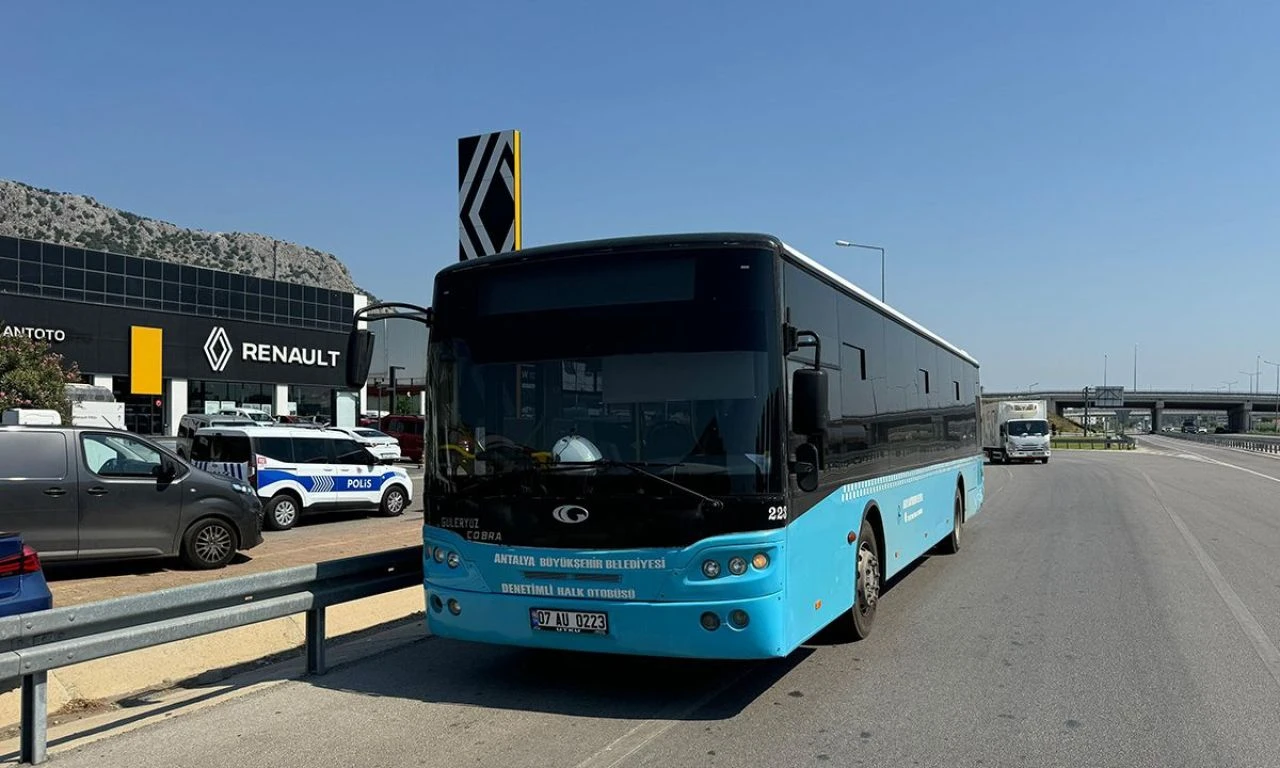 Antalya'da bir garip olay! Yolcu, otobüsün anahtarı alıp kaçtı - 1. Resim