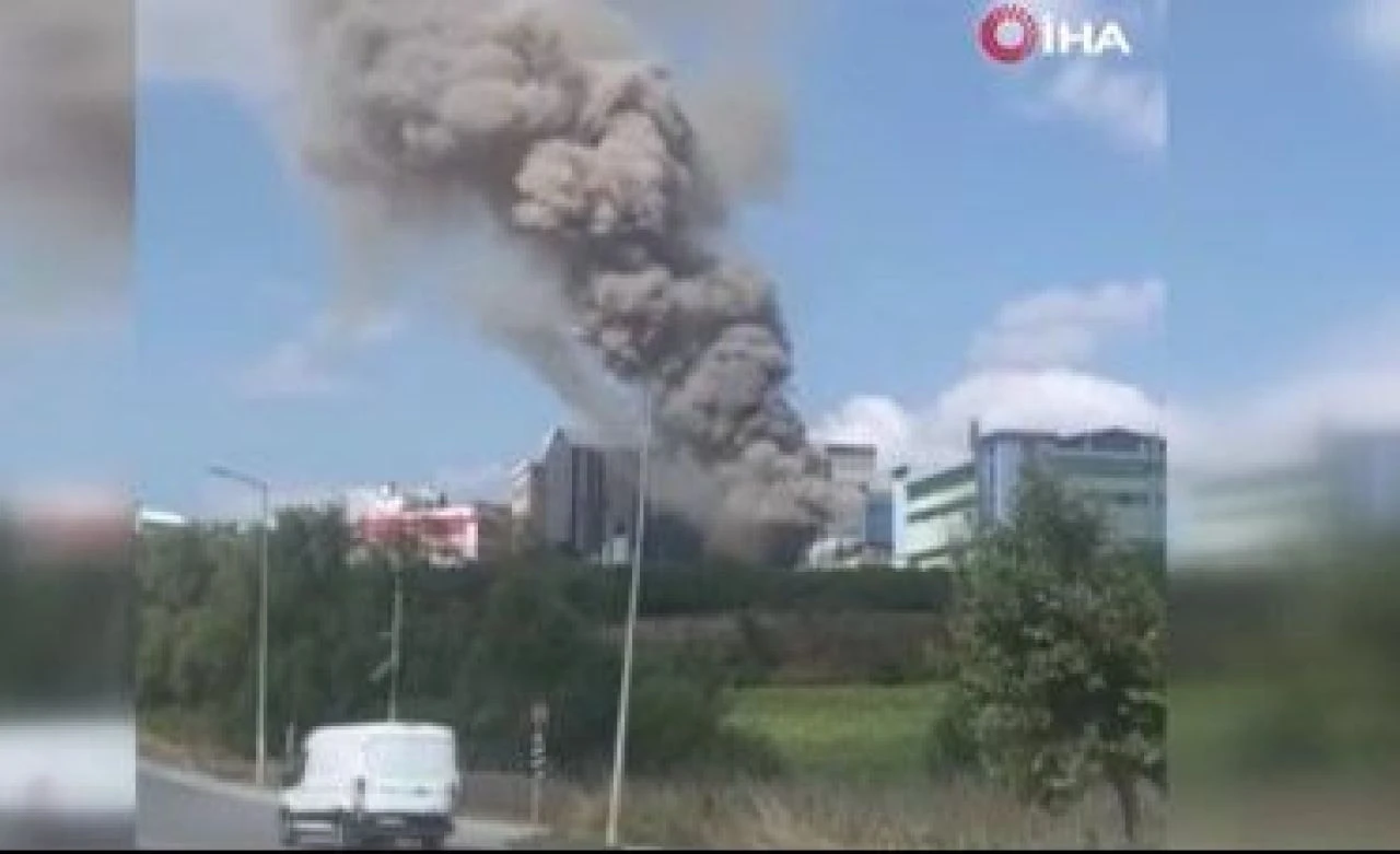 Arnavutköy İbni Sina Caddesi'nde çıkan yangında çalışmalar sürüyor