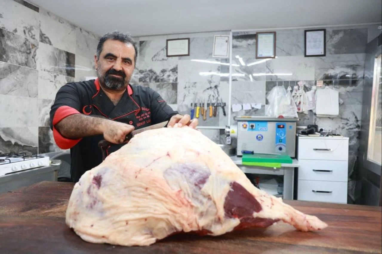 Daha ilkokula giderken elini kıyma makinesine kaptırdı, 5 parmağıyla kasaplık yapıyor