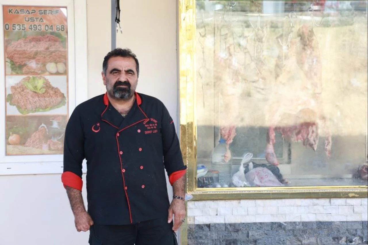 Daha ilkokula giderken elini kıyma makinesine kaptırdı, 5 parmağıyla kasaplık yapıyor