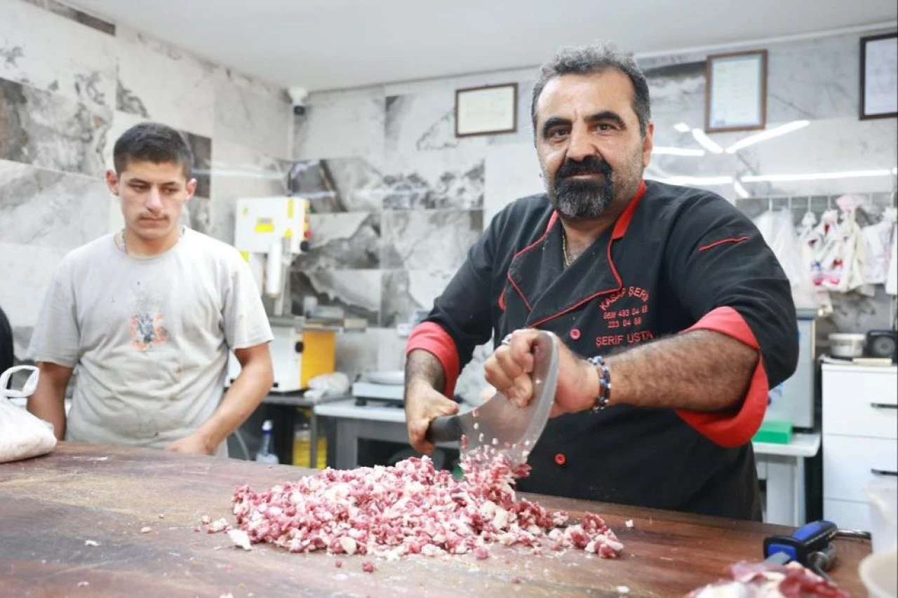 Daha ilkokula giderken elini kıyma makinesine kaptırdı, 5 parmağıyla kasaplık yapıyor