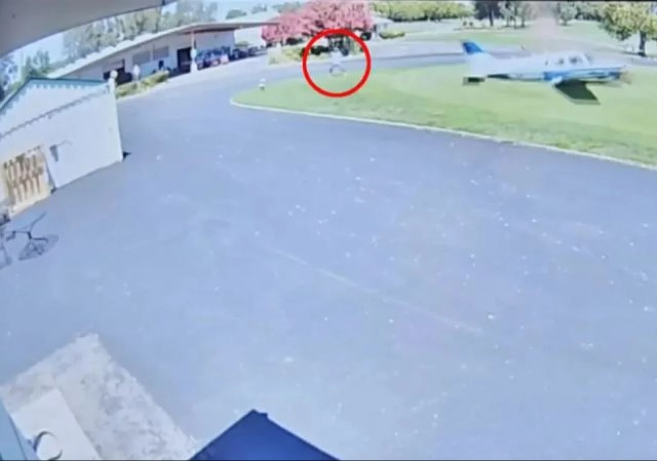 Golfçüye az kalsın uçak çarpıyordu! Ölümden kıl payı kurtuluş - 1. Resim