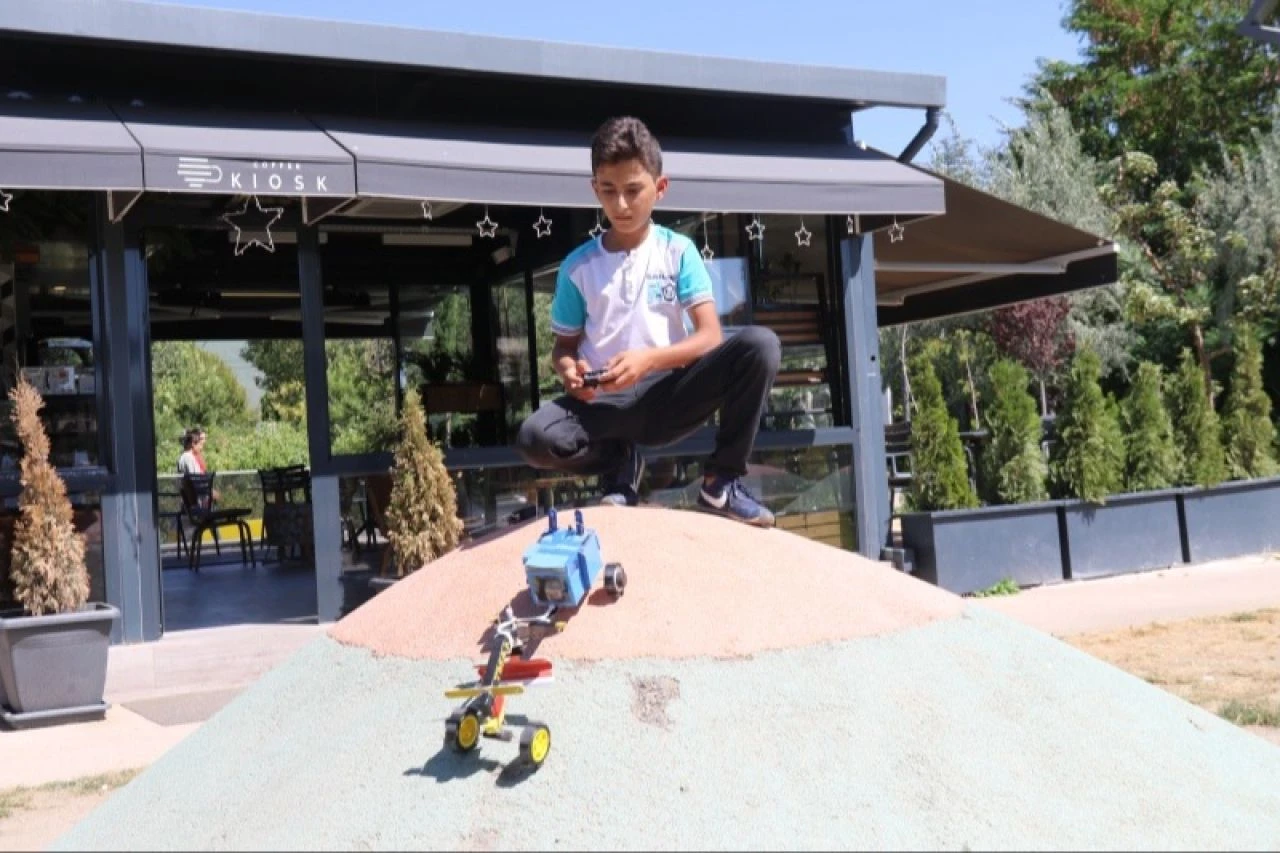 İnternetsiz evde büyük başarı: 13 yaşındaki İhsan kendi oyuncaklarını üretiyor, hedefin drone yapmak! - 3. Resim