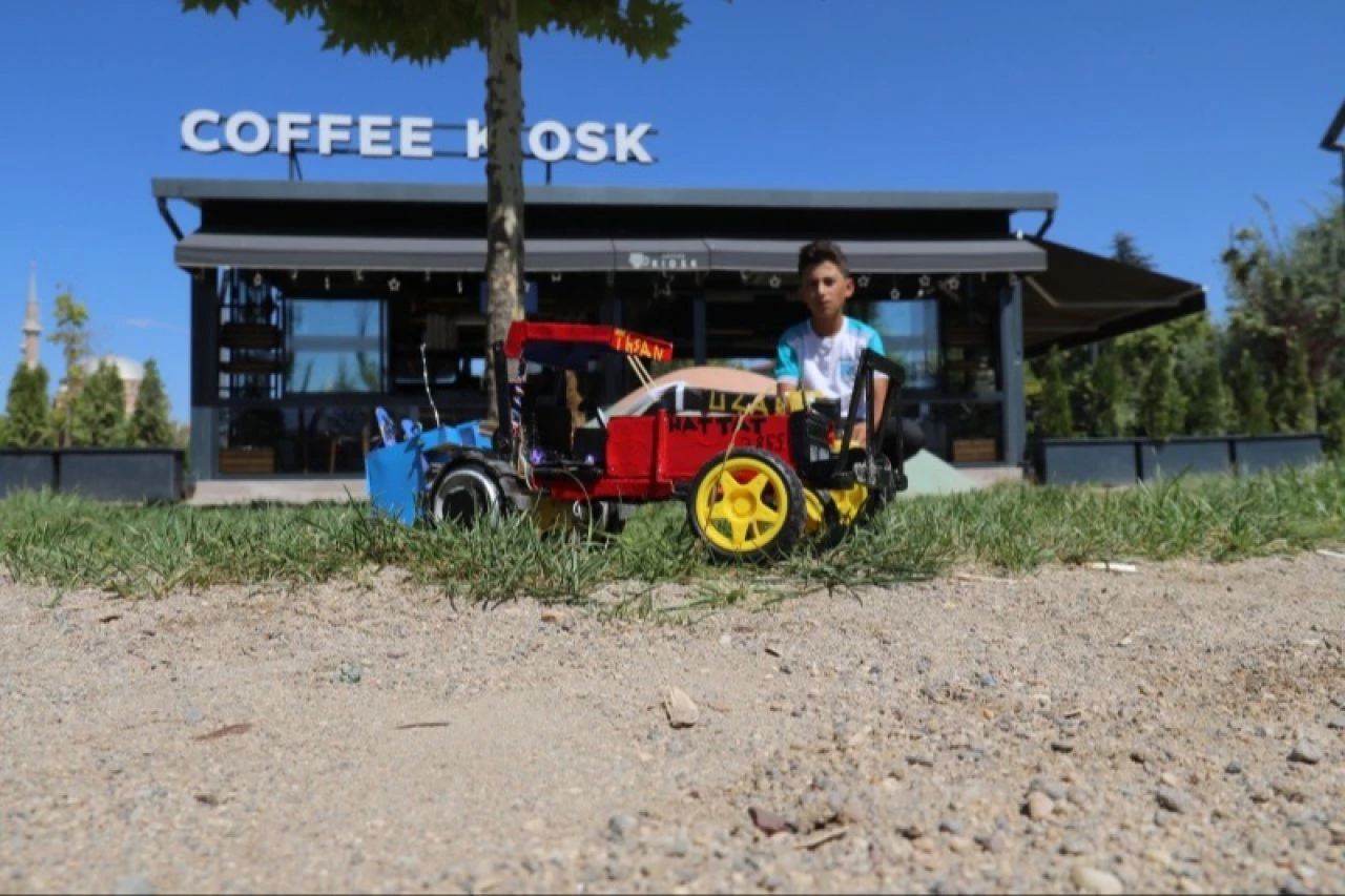 İnternetsiz evde büyük başarı: 13 yaşındaki İhsan kendi oyuncaklarını üretiyor, hedefin drone yapmak! - 1. Resim