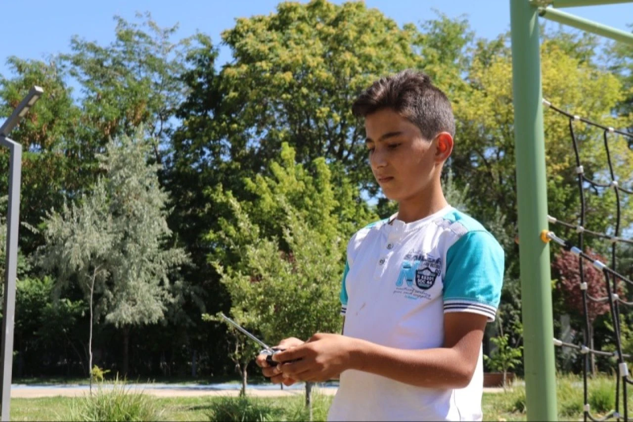 İnternetsiz evde büyük başarı: 13 yaşındaki İhsan kendi oyuncaklarını üretiyor, hedefin drone yapmak! - 2. Resim