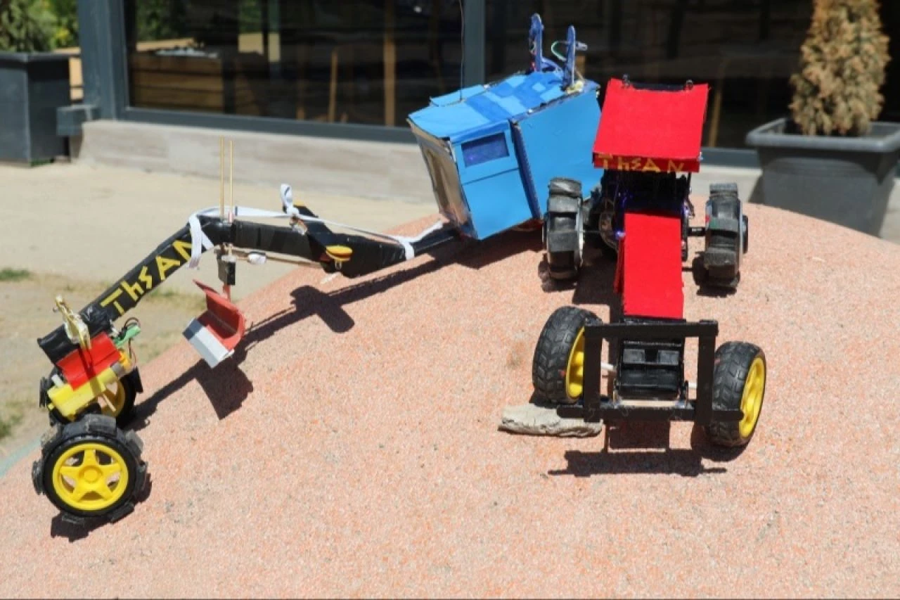 İnternetsiz evde büyük başarı: 13 yaşındaki İhsan kendi oyuncaklarını üretiyor, hedefin drone yapmak! - 4. Resim