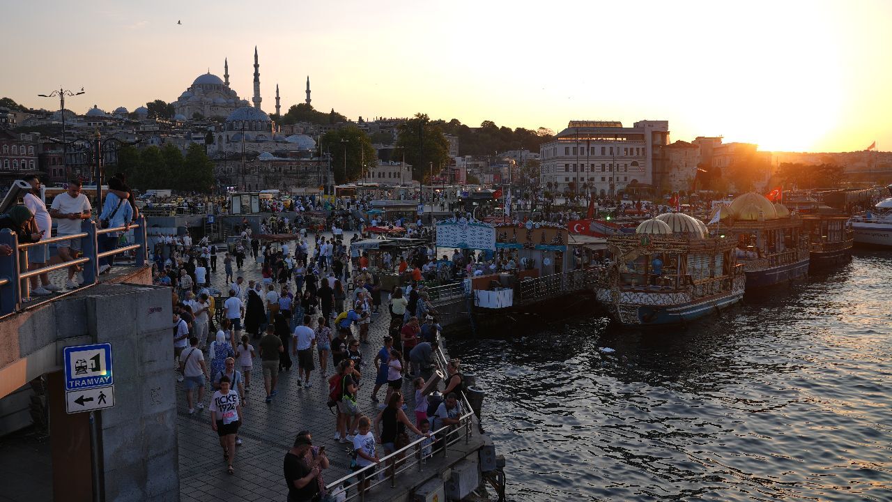 İstanbul&#039;da serinlemenin adresi Eminönü sahili oldu!