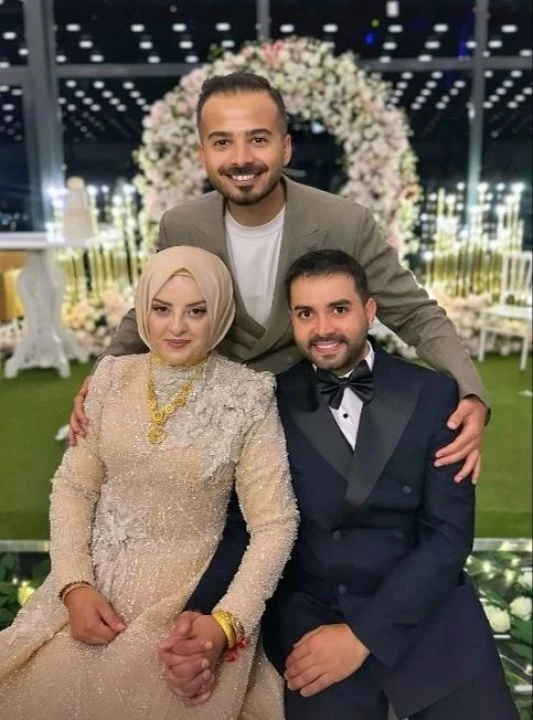 Kadir Ezildi ve nişanlısı Gamze Türkmen'i Instagram ayırdı! Koşa koşa bilet aldı