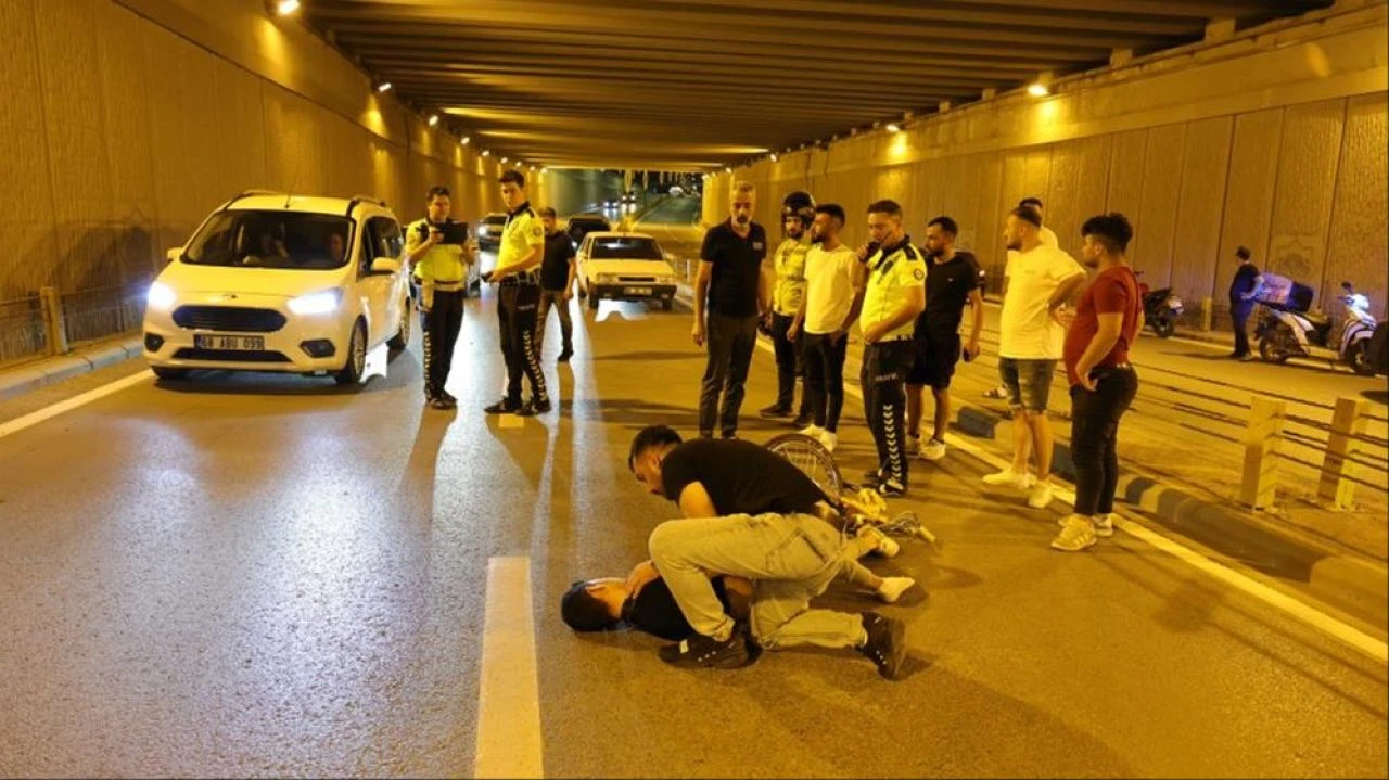 Motosiklet kazası sonrası trajik görüntüler! Oğlu can çekişen babanın çaresizliği yürek yaktı